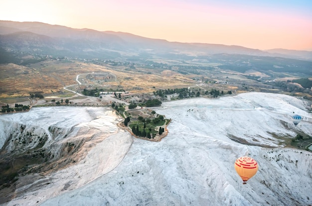 Ballonvaart over White Mountain Pamukkale, Turkije