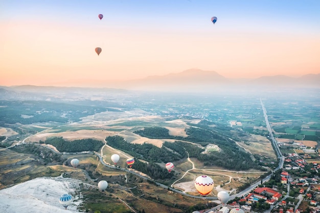 Ballonvaart over white mountain pamukkale, turkije