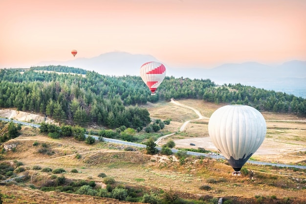 Ballonvaart over white mountain pamukkale, turkije