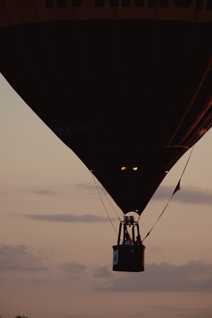 バルーンフェスティバル。空と夕日、自然の静けさを背景にした気球。人々の熱気球が付いているバスケット