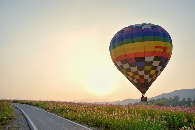 Paesaggio di palloncini e fiori