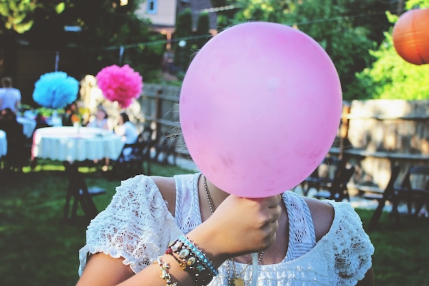Воздушный шар перед лицом девушки