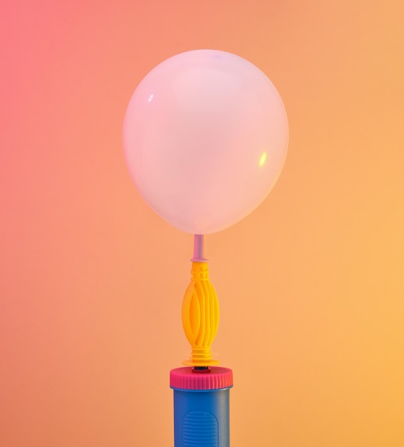 Foto pompa di gonfiaggio per palloncini e palloncino rotondo composizione di compleanno