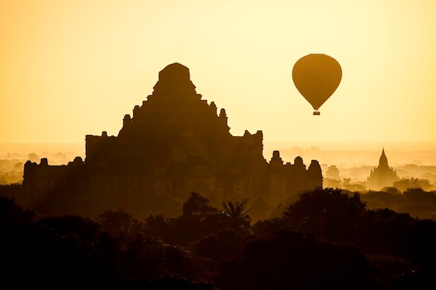 Photo balloon over pagodas