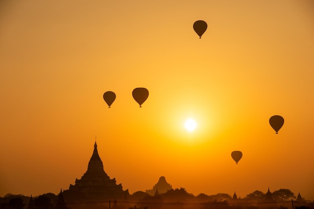 Bagan Myanmar의 stupas 위로 일출 동안 풍선