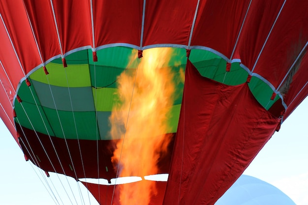 Foto vista da palloncino della fiamma all'interno di un palloncino ad aria calda che viene gonfiato