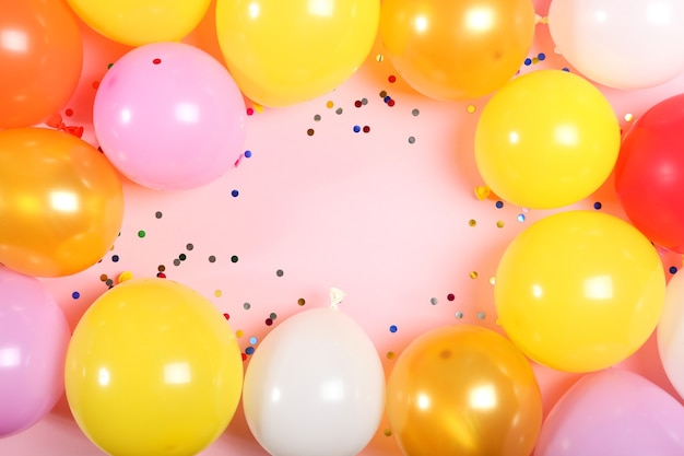 Воздушные шары в цветном праздничном фоне с местом для текста