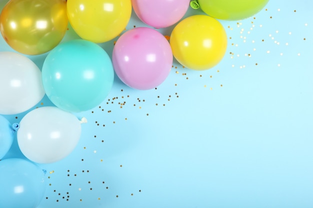 Воздушные шары в цветном праздничном фоне с местом для текста