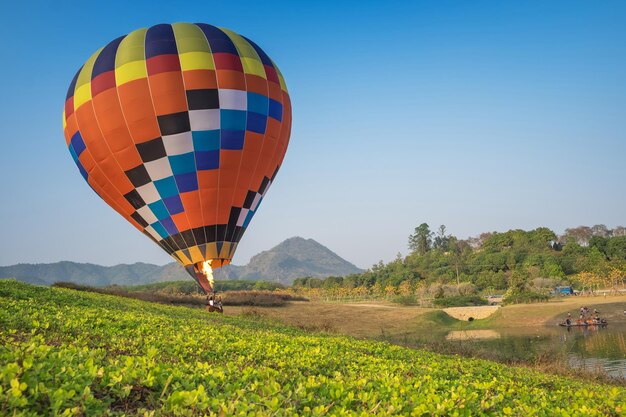 Photo balloons flying air over the singha park international balloon festival in chaing rai thailand