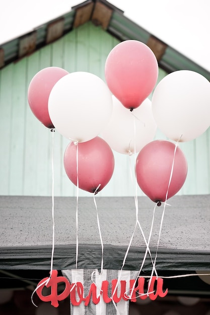 Foto i palloncini contengono un'iscrizione riccia rossa 2865