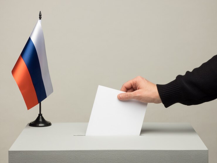 Урна с национальным флагом России. Президентские выборы в 2018 году. Рука, бросая бюллетень
