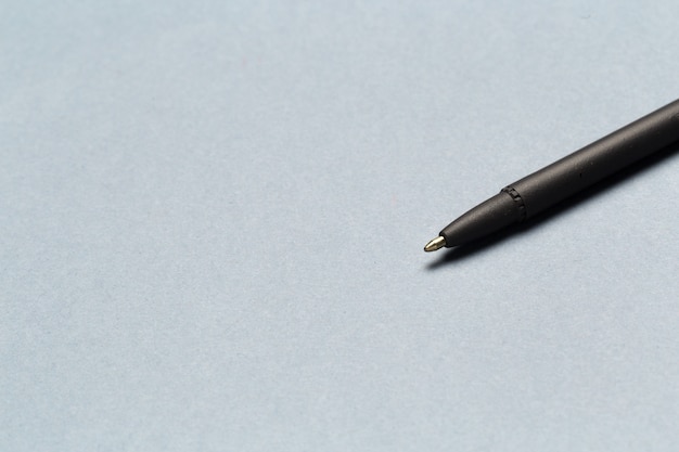 Шариковая ручка, показывающая связь, свяжитесь с нами или концепция почты на сером