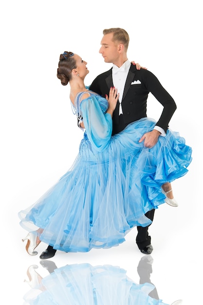 Foto coppia di ballo da sala in una posa di ballo isolata su priorità bassa bianca. ballerini professionisti sensuali che ballano valzer, tango, slowfox e quickstep. solo ballo di coppia.