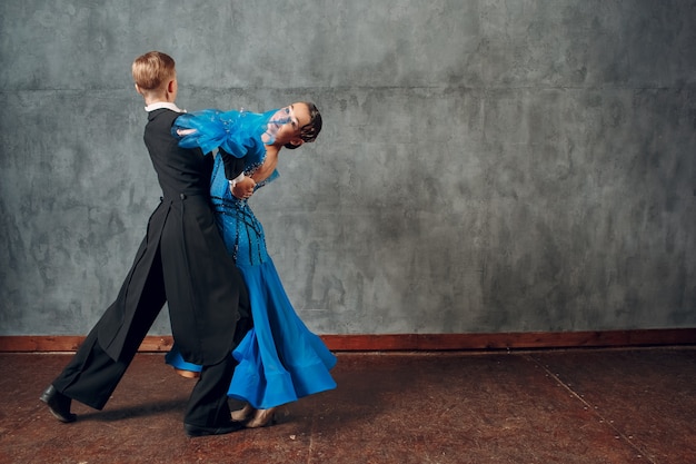 Фото Бальный танец. молодая красивая пара танцует танго.