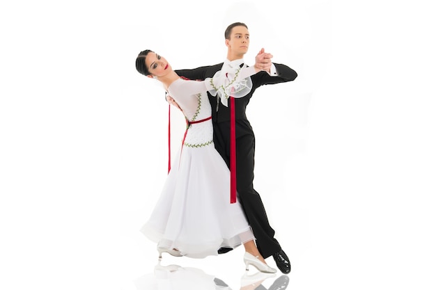 Ballroom dans paar in een dans pose geïsoleerd op een witte achtergrond ballroom sensuele professionele dansers dansen walz tango slowfox en quickstep gewoon dansen