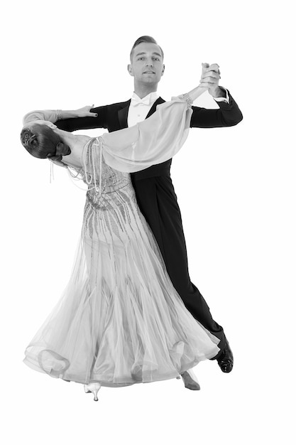 Ballroom dans paar in rode jurk dans pose geïsoleerd op zwarte achtergrond sensuele professionele dansers dansen walz tango slowfox en quickstep kampioen stijl blauwe jurk