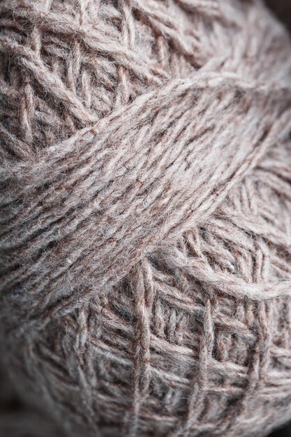 天然羊毛で作られた茶色の羊毛糸のボール。針仕事