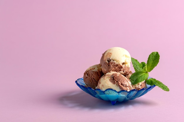 Palline di gelato al cioccolato e vaniglia