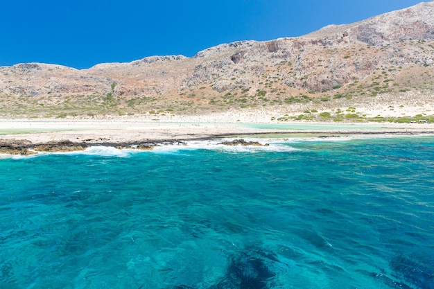 Balos 해변 그리스의 Gramvousa 섬 크레타에서 볼 수 있는 마법의 청록색 바다 순수한 하얀 모래의 석호 해변