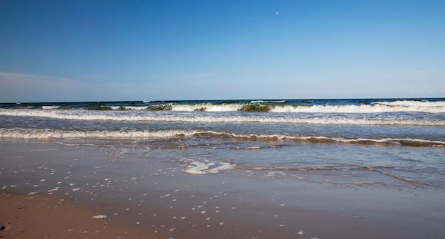 晴天のバルト海の寒い海の8月の夏の時間のバルト海