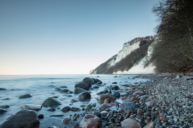 Photo baltic sea coast at jasmud park cold autumn morning at sassnitz germany white chalk soil erosion