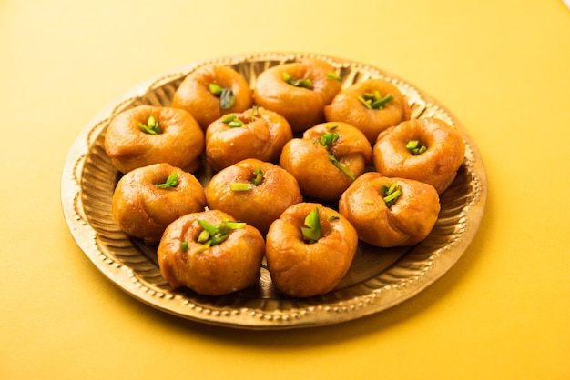 Photo balushahi or badushah or mughlai dish is a traditional indian soft and flaky dessert  or sweet food also popular in pakistan and bangladesh