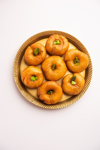 Balushahi または Badushah または Mughlai 料理は、パキスタンとバングラデシュでも人気の伝統的なインドの柔らかくて薄片状のデザートまたは甘い食べ物です。