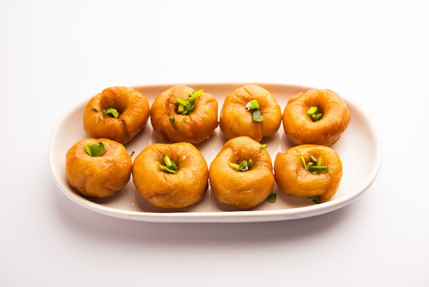 Блюдо балушахи или бадушах или муглай - это традиционный индийский мягкий и слоеный десерт или сладкая еда, также популярная в Пакистане и Бангладеш.