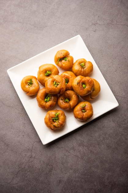 Balushahi of Badushah of Mughlai-schotel is een traditioneel Indiaas zacht en schilferig dessert of zoet voedsel dat ook populair is in Pakistan en Bangladesh