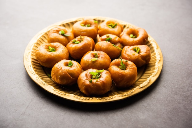 Balushahi of Badushah of Mughlai-schotel is een traditioneel Indiaas zacht en schilferig dessert of zoet voedsel dat ook populair is in Pakistan en Bangladesh