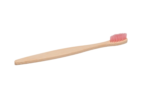 Bamboe tandenborstel geïsoleerd op een wit oppervlak. Bovenaanzicht.