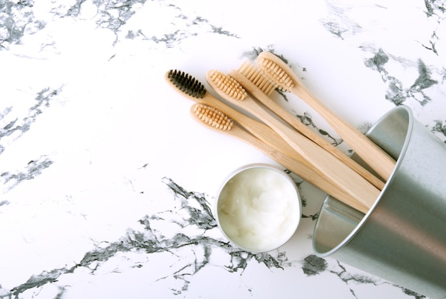 bamboe tandenborstels in de badkamer op marmeren achtergrond met kopieerruimte