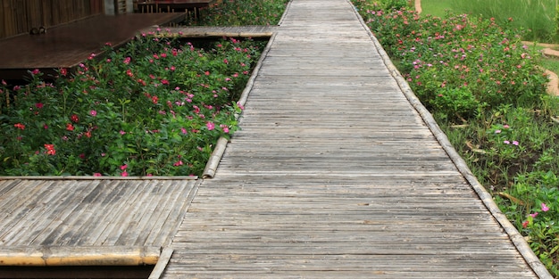 Bamboebrug met bloem in tuin