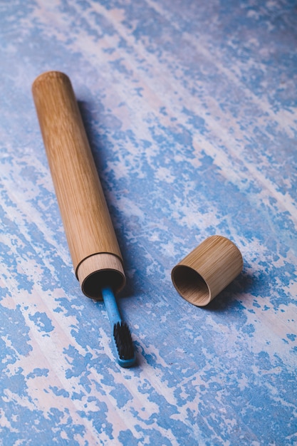 Bamboetandenborstel op blauwe houten achtergrond