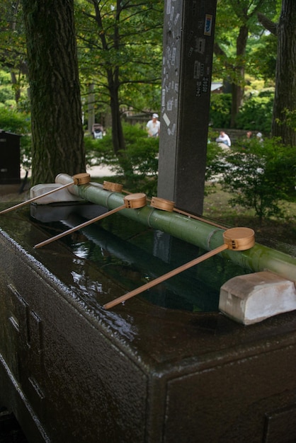 Photo bamboo dippers over pond in temple