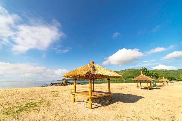 Foto bamboo gazebos met rieten daken op het strand tegen de lucht