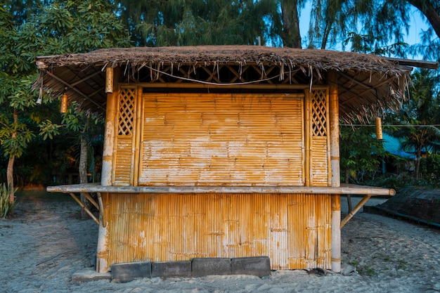 パンガン島タイの熱帯砂浜にある竹小屋