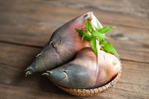 Germogli di bambù su sfondo di tavolo in legno germogli di bambù crudi freschi per cucinare il cibo in thailandia