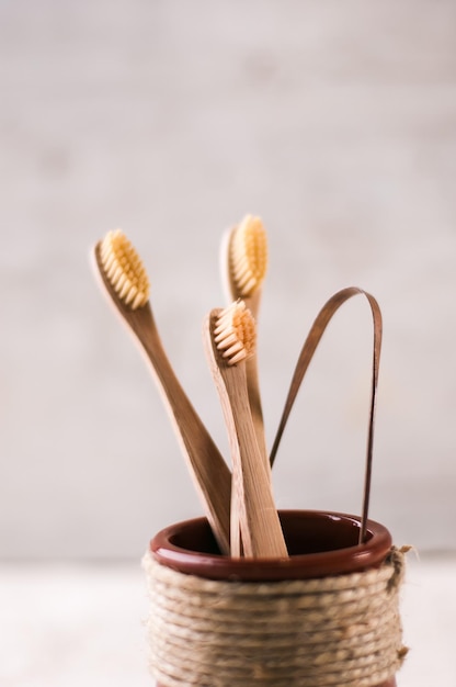 бамбуковые зубные щетки в ванной — экологичная альтернатива