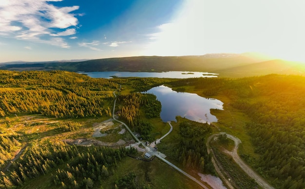 Bamselitjernet meer in de buurt van Beitostolen omgeven door bossen tijdens zonsondergang Noorwegen