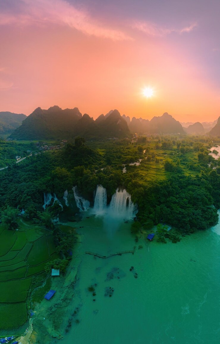 Ban Gioc waterval in Cao Bang Vietnam De watervallen bevinden zich in een gebied van volwassen karts formaties Ban Gioc watervallen is een van de top 10 watervallen ter wereld Reisconcept
