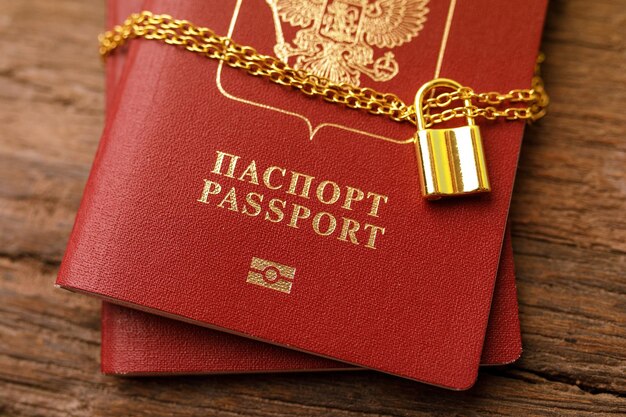 Запрет на выезд из России с паспортами под замком