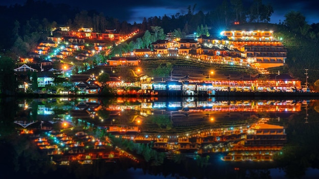 Ban Rak Thais dorp 's nachts in de provincie Mae Hong Son, Thailand.