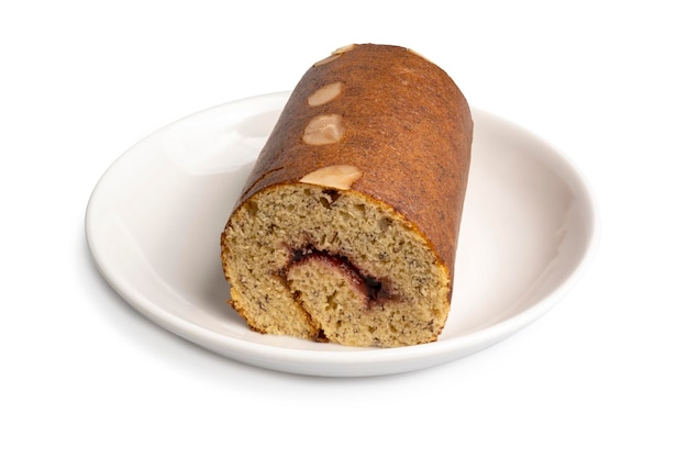 Banaan cake roll geïsoleerd op een witte achtergrond uitknippad