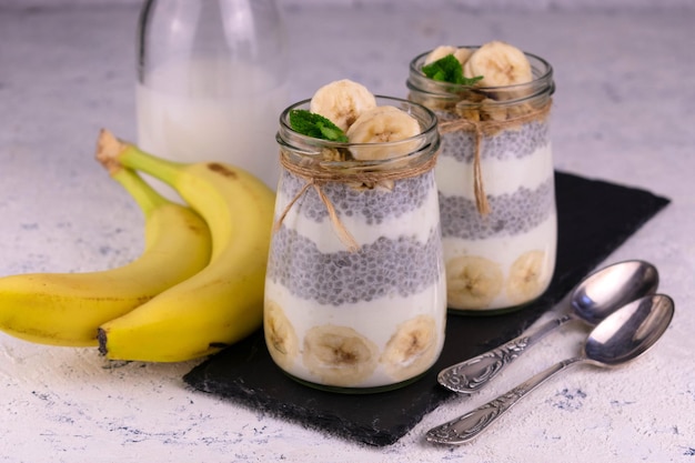 Banaan Chiapudding Potten Witte Achtergrond Gezonde Snacks Concept