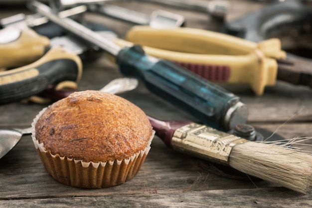 Banaan Cupcake op de Tool houten tafel.