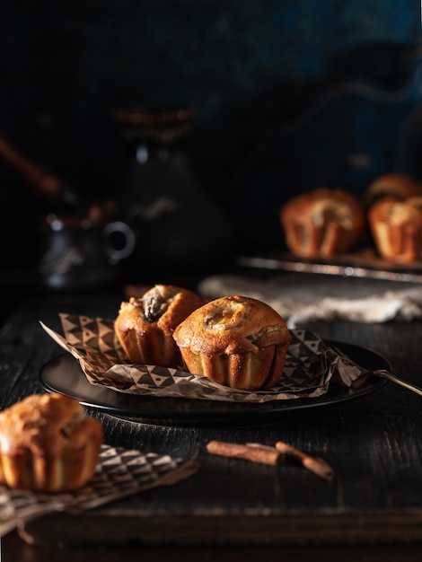 Banaan cupcakes op een donkere plaat