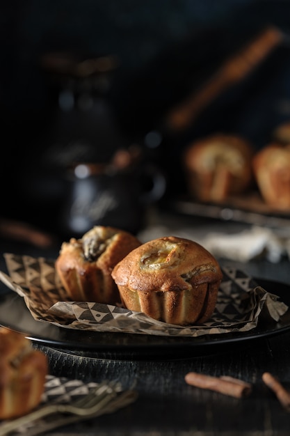 Banaan cupcakes op een donkere plaat