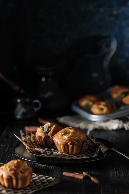 Banaan cupcakes op een donkere plaat