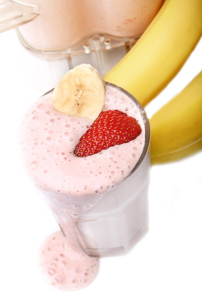 Banaan en aardbei smoothie op witte achtergrond